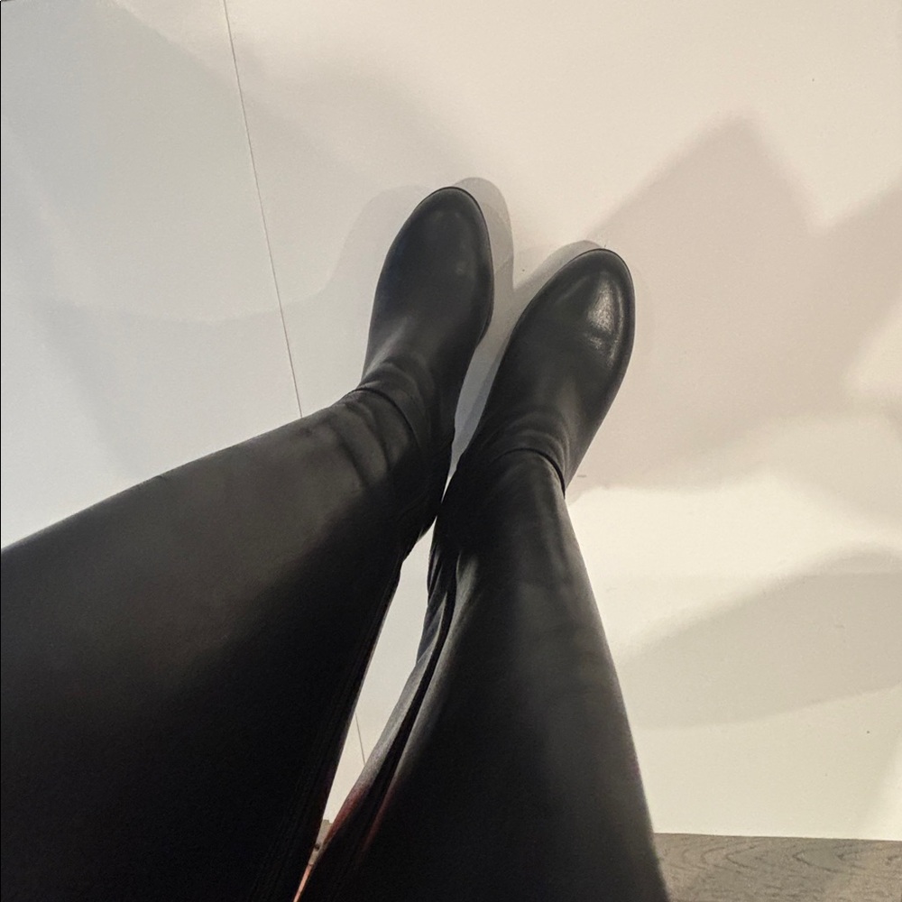 Sleek Black Leather Heeled Boots - Picture 4 of 12